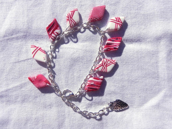 Bracelet losanges et breloque fraise ou chat, rouge et blanc