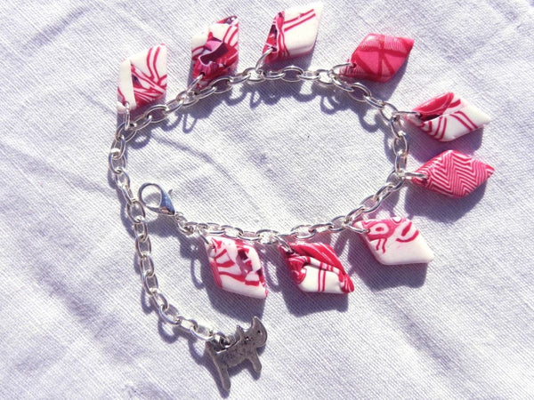 Bracelet losanges et breloque fraise ou chat, rouge et blanc