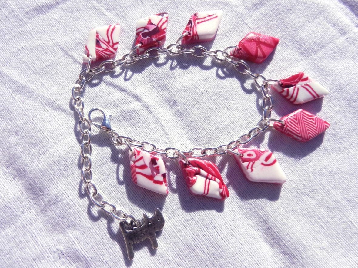 Bracelet losanges et breloque fraise ou chat, rouge et blanc