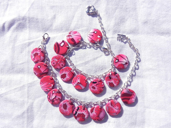 Bracelet rondelles fleuries et breloque fleur ou love, rouge cerise