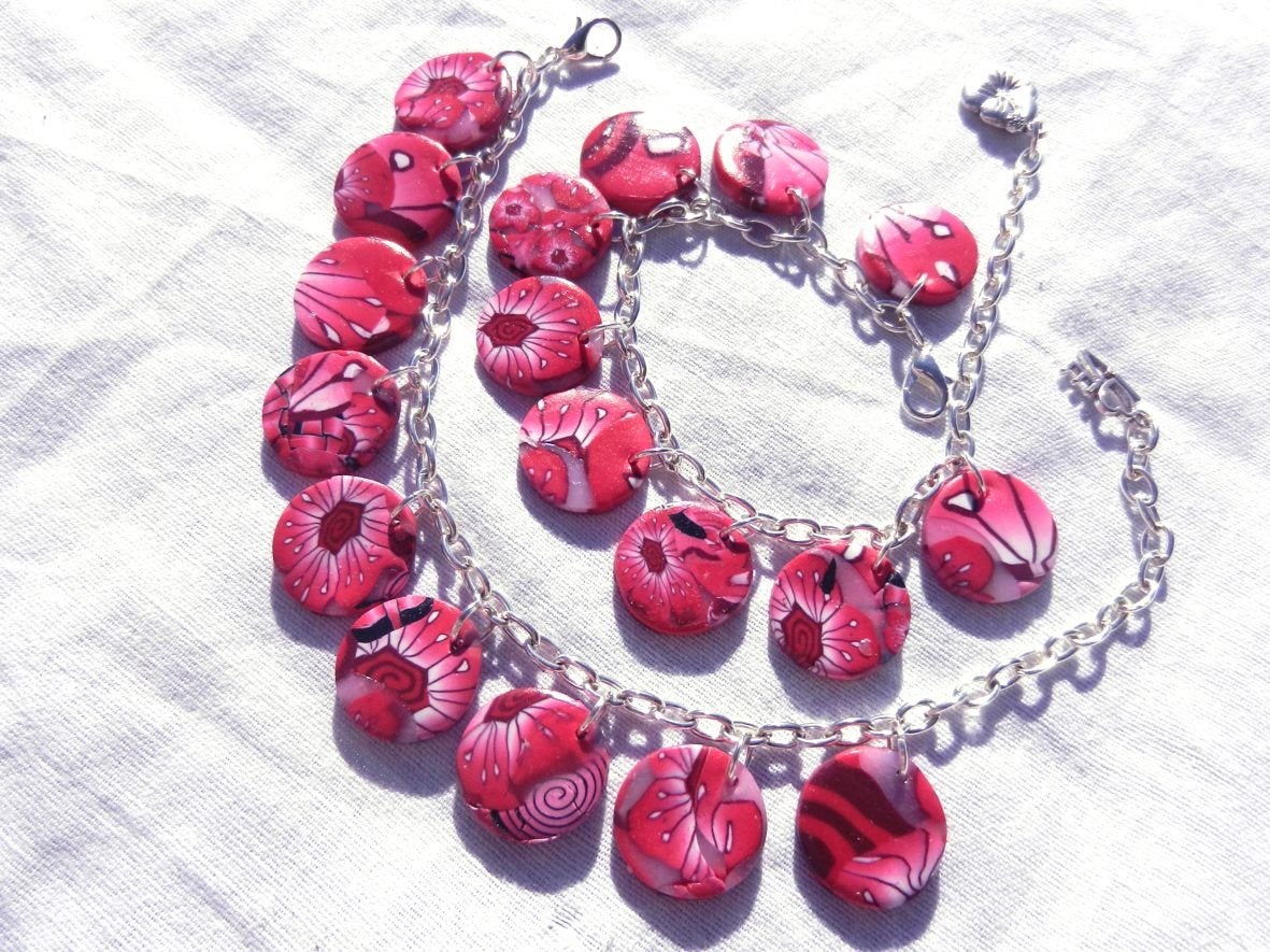 Bracelet rondelles fleuries et breloque fleur ou love, rouge cerise